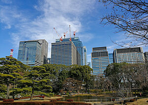 Der Blick aus dem Kaiserpalast in Tokio auf die dahinter liegenden Hochhäuser.