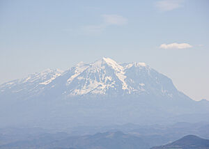 Das Bergmassiv an Albaniens Ostgrenze hat schneebedeckte Spitzen.