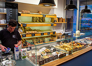 Im Verkaufsraum der Bäckerei „Zeit für Brot“ liegen Brote, Klein- und Feingebäck in der Auslage.