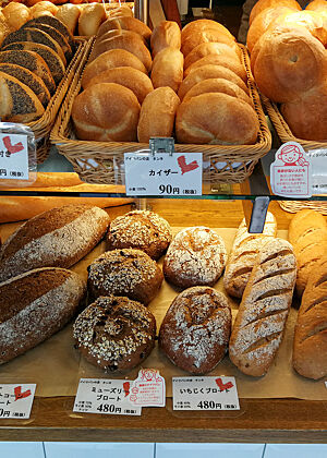 In der Auslage der Bäckerei „Tanne“ liegen Kaiser- und Doppelsemmeln sowie verschiedene Sorten Brot.