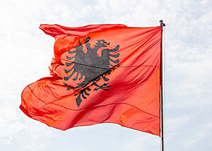 Eine albanische Flagge weht an einem Fahnenmast.