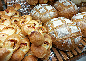 In der Auslage der Bäckerei liegen unter anderem interessant geformte herzhafte Snacks und Brot.