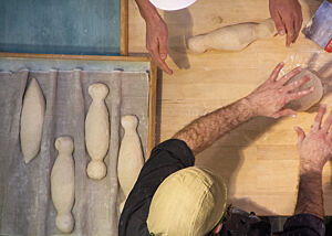 Das Luftbild zeigt Josep Pascual beim Formen seiner einfallsreich geformten Brote.
