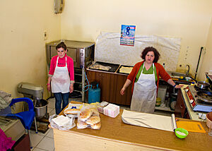 Zwei Frauen in ihrer Küche. 