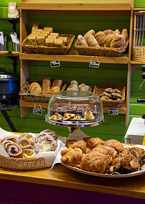 Eine Auswahl verschiedener Köstlichkeiten wie Croissants, Plunder, Schokoladenkuchen etc. liegt in der Auslage von Jakobs Bäckerei.