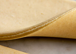 Der ausgerollte Teig mit eingelegter Butterplatte lässt die erste Schichtung gut erkennen. Teig, Butter, Teig.