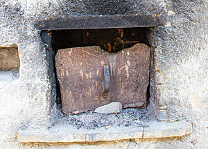 Die Öffnung des Dorfbackofen ist mit einer Klappe verschlossen, die mit einem Stein gesichert wird.