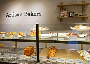 In der Auslage der Bäckerei „Artisan Bakers“ liegen nur wenige Gebäckstücke.