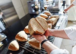 Zwei Brote im Anschnitt mit deutlich unterschiedlichem Brotvolumen. 