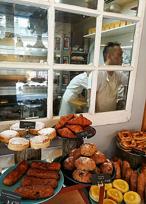 Im Verkaufsraum der Bäckerei „Beaver Bread“ ermöglicht ein Fenster den Blick in die Backstube.