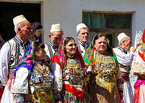 Eine in bunte Trachten gekleidete albanische Folkloregruppe.
