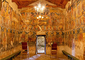 An den Innenwänden einer kleinen albanischen Kirche sind Wandzeichnungen zu sehen.