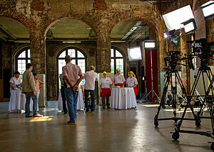 In einem Raum des Palais stehen das Team um Bäcker Süpke sowie ein Teil des Filmdreh-Teams.