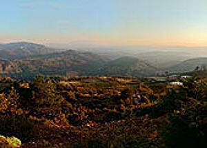 Blick auf die bergige Landschaft Albaniens bei Sonnenuntergang.