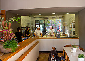 Durch eine Glasscheibe hat man einen Blick in die Backstube der Bäckerei „Zeit für Brot“ in Berlin.