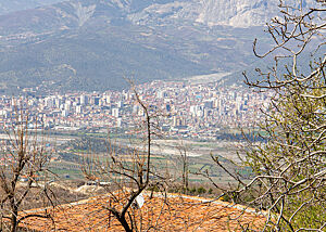 Hinter der Stadt Elbasan erhebt sich ein Bergmassiv.