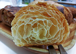 Im Anschnitt zeigt das Croissant die lockere, sehr elastische Krume.