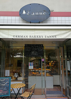 Der Eingangsbereich der deutschen Bäckerei „Tanne“ in Tokio.