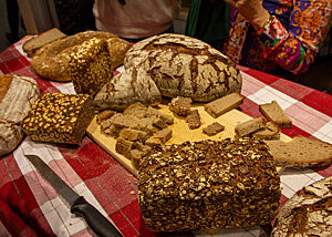 Verschiedene Brote wurden in kleine Stückchen geschnitten, um von den Messebesuchern verkostet zu werden.