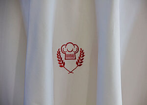 Das Emblem der Sendung „Deutschlands bester Bäcker“ zeigt auf weißem Hintergrund zwei rote Ähren, die eine rote Bäckermütze umranden.