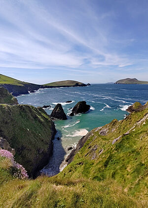 Abschied von Irland – ein letzter Blick auf den Atlantik. Die Küste vor der Dingle-Halbinsel bei fantastischem Wetter.
