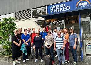 Unsere Reisegruppe vor der deutschen Bäckerei Perkeo in Kyoto.