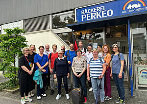 Unsere Reisegruppe vor der deutschen Bäckerei Perkeo Unsere Reisegruppe vor der deutschen Bäckerei Perkeo in Kyoto.