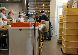 … Schaubackstube. Durch eine Glaswand ist die Schaubackstube von „bricolage bread & co.“ in Tokio zu sehen.