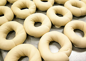 Bagelteiglinge. Bagelteiglinge liegen auf einem Backblech.