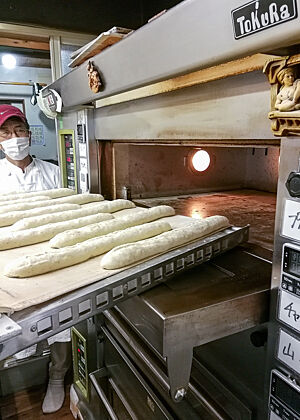 ... und Baguettes. Die Baguettes sind auf dem Weg in den Ofen.