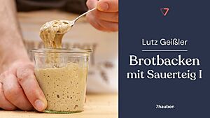 Auf dem Titelbild des 7 Hauben Kurses „Brotbacken mit Sauerteig“ wird ein Löffel voll Sauerteig aus einem Glas genommen.
