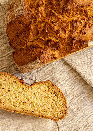 Irish Soda Bread. Die hellgelbe Krume des kräftig ausgebackenen und rustikal aufgerissenen Irish Soda Bread ist kleinporig und locker.