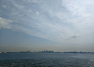Blick über das Wasser auf die New Yorker Skyline. 