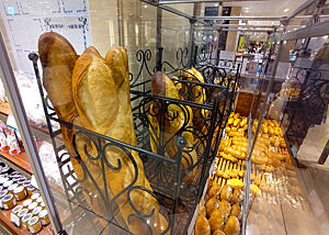 Aufgeblasene Baguettes Eine Vitrine mit Baguettes und Brötchen.