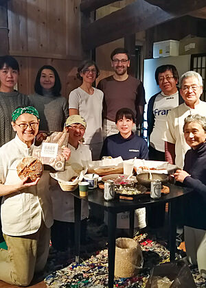 Abschiedsessen mit Freunden, deutschem Brot und guter Laune. Lutz Geißler mit japanischen Freunden.