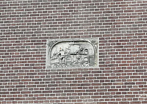 Zwischenstopp in Amsterdam, nachdem der Flieger ausgefallen war. Auch hier sind gute Bäcker zu finden, zumindest an der Hauswand. In eine Hauswand aus Backstein ist eine Steinplatte eingearbeitet, die einen Bäcker bei der Arbeit zeigt.
