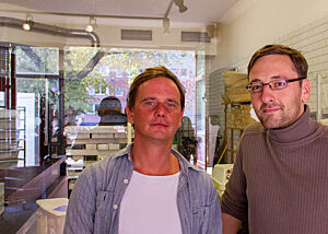 Dirk und ich. Vielen Dank für die Einblicke! Dirk Steiger und Lutz Geißler stehen vor der gläsernen Backstube.