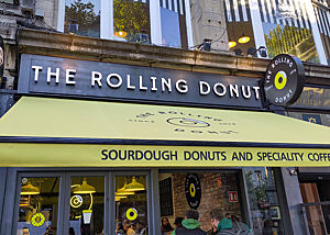 Bei The Rolling Donut werden köstliche Donuts gebacken. Ob komplett mit Sauerteig gelockert oder nur anteilig, ließ sich nicht herausfinden. Die graue Ladenfront des Geschäfts mit gelber Markise.
