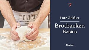 Auf dem Titelbild des 7 Hauben Kurses „Brotbacken Basics“ wird ein Teig auf einer bemehlten Arbeitsfläche geformt.