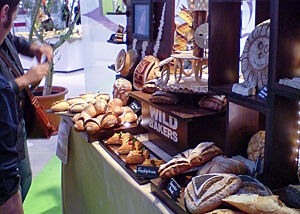 Der Siegertisch der Wild Bakers. Der Siegertisch der Wild Bakers ist mit Broten und Backwaren in den ausgefallensten Formen gefüllt.