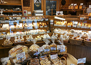 Blick in den Laden der Bäckerei Brotheim. Die Bäckerei Brotheim bietet ein riesiges Angebot an Backwaren unterschiedlichster Art an.