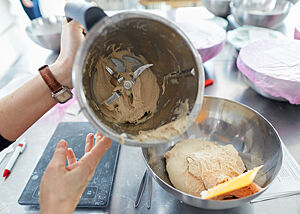 Der Thermomix zeigte gute Knetergebnisse, erwärmte den Teig aber extrem und ließ sich schwierig reinigen. In der Knetschüssel des Thermomix befinden sich Teigreste rund um die am Boden sitzende Messer.