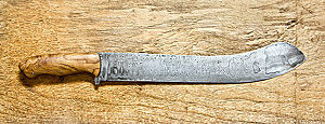 Damast-Brotmesser von über 40 cm Länge.