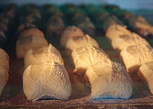 Weizenbrötchen mit Sesam auf der Oberfläche werden im Ofen gebacken.