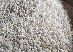 Weißer Reis auf einem Tuch.