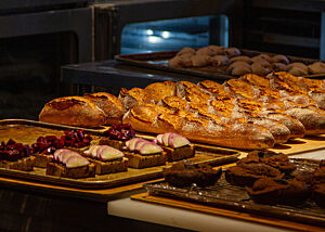 Cicon Bakery in Kyoto Kleine Snacks und Baguettes liegen auf dem Arbeitstisch der Cicon Bakery in Tokyo.