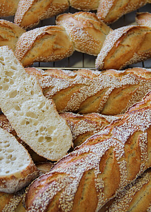 Lockere Porung in den Weizenstangen (kein Baguetteteig!) Die Weizenstangen haben eine lockere Porung und eine elastische Krume.