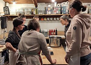 Teambesprechung am Backtisch Das Plötzbrot-Team steht rund um den Backtisch zur Besprechung der nächsten Arbeitsschritte.