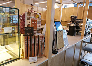 In der Bäckerei „Artisan Bakers“ von Herrn Mos stehen die Brotbackbücher von Lutz Geißler zum Verkauf.
