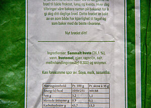 Typische Zutatenliste im heutigen norwegischen Brot. Auf der Zutatenliste des norwegischen Brotes findet man unter anderem Ascorbinsäure (E300) und exogene (technische) Enzyme.